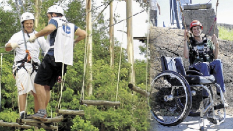 Uma pessoa cega acompanhada de um orientador praticando tirolesa tendo ao lado direito uma pessoa cadeirante praticando tirolesa adaptada. Foto: Zero Hora.