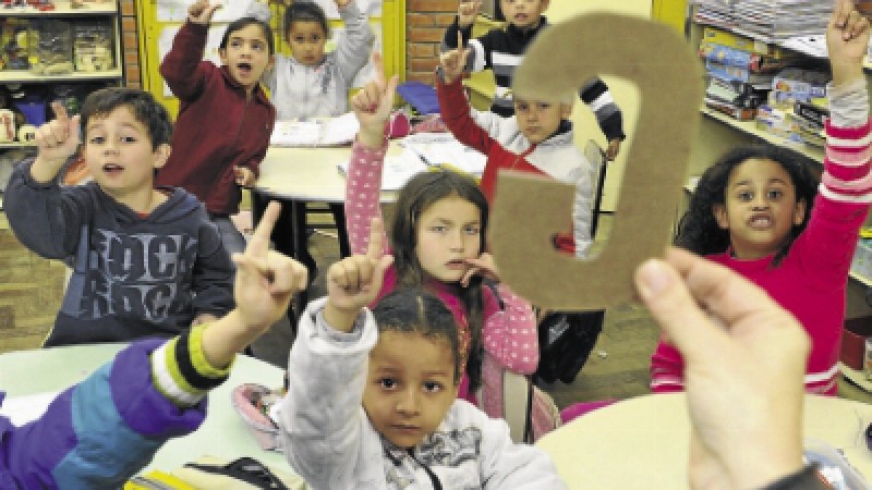 Como os colegas também aprenderam a Libras, Endil (à frente) não teve problemas de adaptação. Foto: Multimídia.