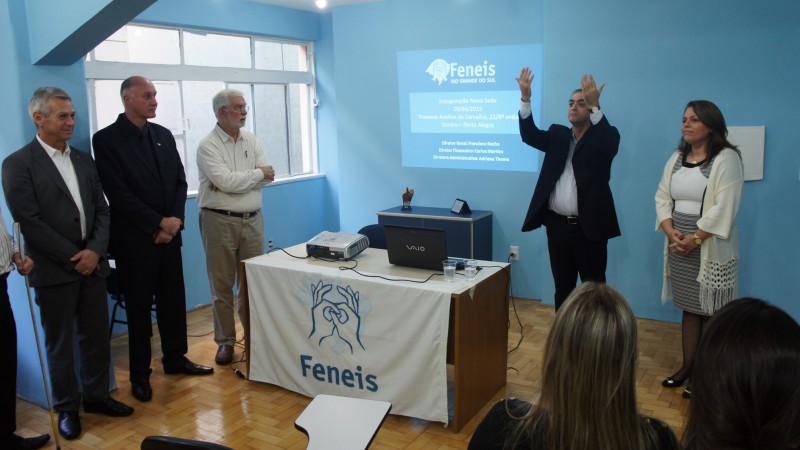Descrição da imagem: Inauguração da nova sede da Feneis com participação do diretor do IFSUL, Paulo Roberto Sangoi, o presidente da Faders Acessibilidade e Inclusão, Roque Bakof, o presidente do Coepede, Paulo Kroeff e diretores da federação. Todos estão