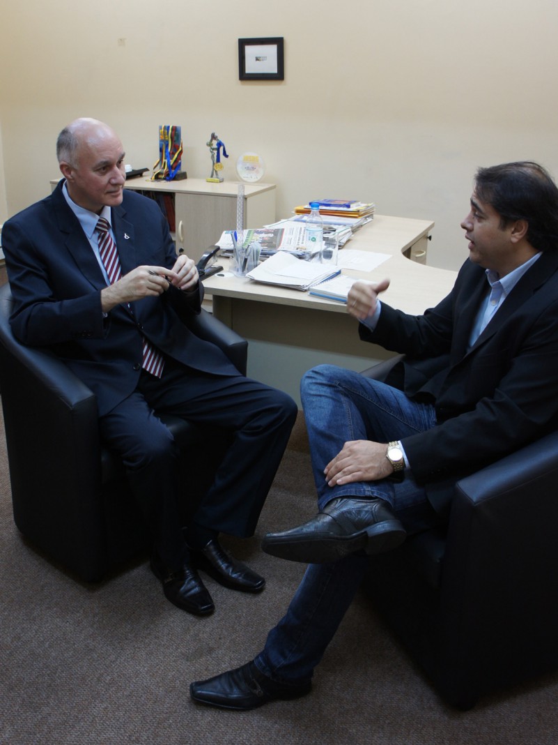 O presidente da Faders Acessibilidade e Inclusão, Roque Bakof e o secretário de Desenvolvimento Social, Cidadania e Direitos Humanos de São Gabriel, Cleber Giovane Silveira, sentados, conversando no gabinete da presidência. Foto Aline Puthin.
