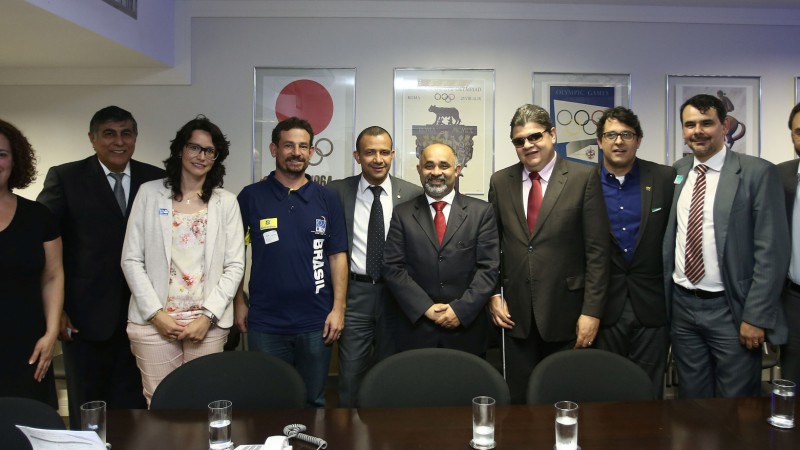 Descrição da imagem: Lideranças da comunidade surda e deputado Carlos Gomes, juntamente com o Ministro do Esporte, George Hilton, e o presidente da CBDS, Gustavo Perazzolo. Crédito da foto: Jorge Fuentes/Divulgação