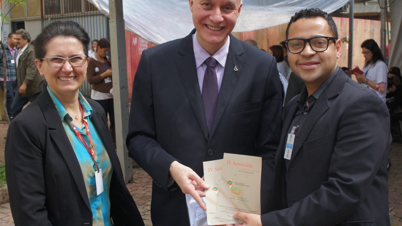 Descrição da imagem: Presidente da Faders Acessibilidade e Inclusão, Roque  Bakof, recebe dos representantes da comissão organizadora  o convite oficial do IV Seminário de Aprendizagem Profissional do Estado do Rio Grande do Sul. Crédito da foto: Aline