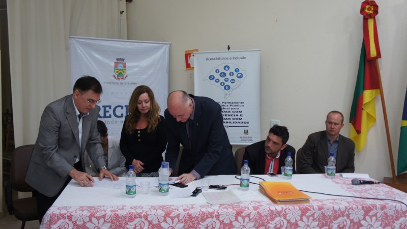 Descri&ccedil;&atilde;o da imagem: Autoridades na mesa de abertura do f&oacute;rum acompanharam a assinatura do Termo de Coopera&ccedil;&atilde;o Faders/URI. Cr&eacute;dito da foto: Aline Puthin/Faders Acessibilidade e Inclus&atilde;o