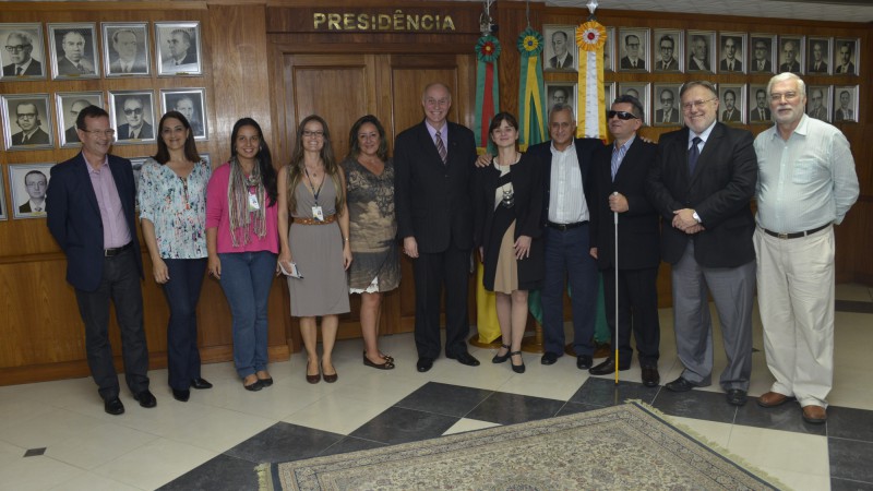 Descrição da imagem: Representações todas de pé em frente ao gabinete do presidente do TCE e ao fundo galeria dos ex-presidentes. Foto: Divulgação TCE/RS
