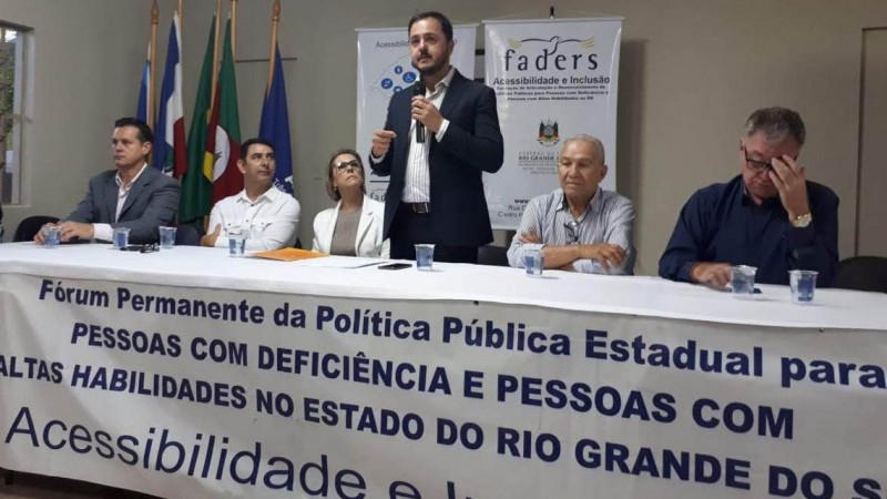 Secretario Catarina Paladini na abertura do Fórum - Mesa de Autoridades