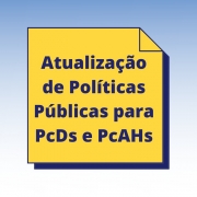 Dentro do desenho de uma folha na cor amarela, está escrito na cor azul escuro Atualização de Políticas Públicas para PcDs e PcAHs