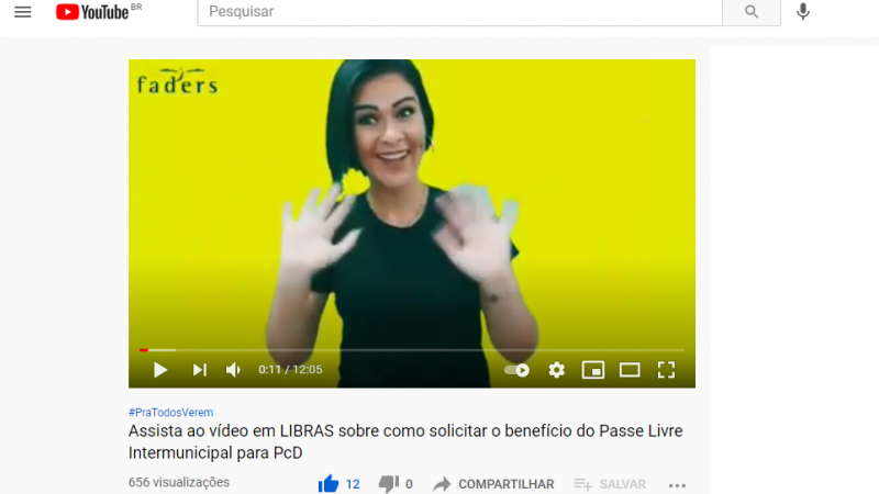 Instantâneo de um frame do vídeo em Libras que explica como solicitar o benefício do Passe Livre Municipal