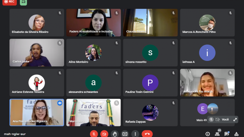 #PraTodosVerem Instantâneo da reunião virtual. São mostradas 16 janelas, divididas em quatro linhas e quatro colunas. Cinco delas estão no modo aberto, e nelas aparecem o intérprete de Língua Brasileira de Sinais, o presidente Marquinho Lang, a diretora Ana Flávia, a coordenadora Eva Loreni de Castilhos, e a professora Alexandra Paz Araújo. As demais estão no modo fechado, e, cada uma delas, um círculo com a foto do participante ou a inicial do nome.