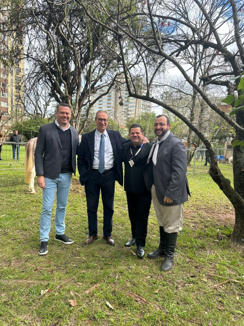 Foto, em um gramado com arvores ao redor - pátio da Seapi onde aconteceu o lançamento da Expointer - Diretor Administrativo da Faders, Romário Cruz, com lideranças e autoridades que participaram do evento.