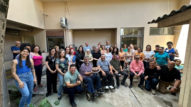 Foto - Presidente, direção e funcionários da Faders no pátio da sede reunidos para cantar os parabéns e celebrar os 51 anos da Fundação