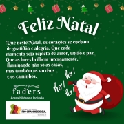 Card com fundo verde escuro- no topo imagem de enfeites de natal pendurados e que se intercala: presente, uma estrela, pinheiro de natal e uma bolinha. Abaixo escrito em branco e com letras grandes "Feliz Natal", abaixo segue a seguinte mensagem em letras menores e também em branco - "Que neste Natal, os corações se encham de gratidão e alegria. Que cada momento seja repleto de amor, união e paz. Que as luzes brilhem intensamente, iluminando não só as casas, mas também os sorrisos e os caminhos. mais a direita a imagem de um Ppapai Noel em mão um saco de presente nas costas, mais a esquerda as logos da Faders e da Secretaria de Desenvolvimento do RS. Fim da descrição.