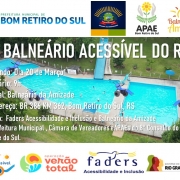 Card- na parte superior as logos da Prefeitura de Bom Retiro, Apae e Balneário Amizade de Bom Retiro. Abaixo a imagem das piscinas do Balneário, com imagens de cadeiras anfíbias espalhadas ao redor, por cima em branco escirto: 1º Balneário Acessível do RS- Quando: dia 20 de março - Horário: 9h - Local: Balneário Amizade- Endereço: BR 386 HM 362, Bom Retiro do Sul, RS - Realização: Faders Acessibilidade e Inclusõ e Balneário Amizade - Apoio: Prefeitura Municipal, Câmarade de Vereadores  e Apaes do 8º Conselho do estado do RS. Abaixo as logos do Propgrama Rede Praia Acessível, Operação Verão Total, Faders e Secretaria de Desenvolvimento Social do RS. Fim da Descrição