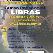 Card - fundo em transparência aparecem mão fazendo sinal em libras e de frente uma moça de cabelos cacheados respondendo em libras também.... por cima em primeiro plano seguem as seguintes informações: ABERTAS INSCRIÇÕES PARA O CURSO PRESENCIAL DE LIBRAS - LINK NA BIO OU EM NOSSO SITE WWW.FADERS.RS.GOV.BR - AULAS: INÍCIO EM ABRIL. AUDITÓRIO DA SEDE ADMINISTRATIVA NAS QUARTAS-FEIRAS DAS 14H ÀS 17H - NO AUDITÓRIO DO PRÉDIO DA MORRETES NAS SEXTAS-FEIRAS DAS 9H AS 12H - 60 VAGAS - CURSO GRATUITO E COM CERTIFICADO. abaixo seguem as logos da Faders e da Secretaria de Desenvolvimento Social RS, Fim da descrição