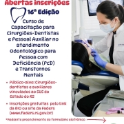 Card1 - fundo branco - escrito em vermelho no topo a esquerda "Abertas inscrições" abaixo em letras azuis: 16ª Edição do Curso de Capacitação para Cirurgiões-dentistas e pessoal auxiliar no atendimento Odontológico para pessoa com Deficiência (PCD) e Transtornos Mentais- abaixo em vermelho seguem as seguintes informações:
- Público-Alvo: Cirurgiões-dentistas e auxiliares vinculados ao SUS do estado do RS
- Inscrições gratuitas pelo link da Bio ou site da Faders ( www.faders.rs.gov.br)
*Mediante preenchimento do fromulário eletrônico e uma flecha apontando para nova página
Do lado direito dentro de uma moldura retangular tem a foto de uma dentistas atendendo uma paciente mulher em um consultório odontológico
Abaixo as logos da Faders, Secretaria de Desenvolvimento Socail RS, Secretaria de Saúde RS e Hospital psquiátrico São Pedro. Fim da descrição 
Fim da descrição
