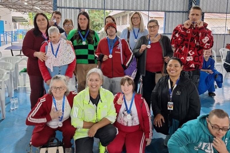 Foto - em pé participantes do evento Desafie-se Faders e familiares, e em frente alguns acocorados, todos com a medalha do evento e sorrindo, entre eles acocoradas a corodedanora do evento , Clauda Alfama e a coordenadora de Capacitação da Faders, Sabrina Pavani.