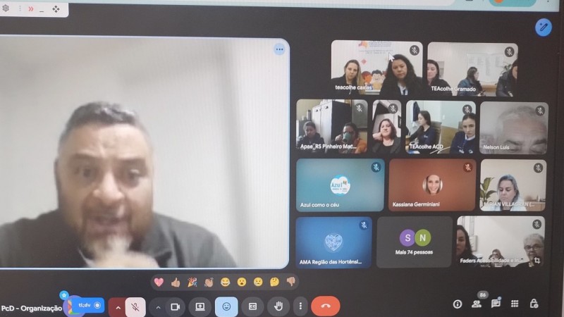Foto- tela do computador, nela em çrimeiro palno e em uma janela maior o presidente da faders realiza sua fala, ao lado direito várias outras telas ( quadros) com as fotos dos demais participantes da reunião on line. Fim da descrição 